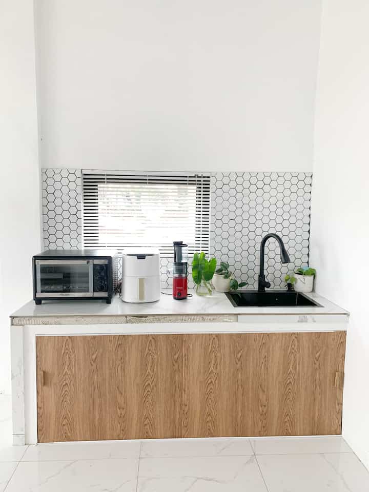 Renovasi dapur low budget
Karena masih nabung buat custom kitchen set, akhirnya aku putuskan untuk bikin DIY kitchen set sendiri. 
Alat-alatnya cuma sticker pvc, kabel ducting, dan triplek bekas.
Ga nyampe 50k dan cukup mudah membuatnya.
#kitchenset #renovasidapur #stickerkayu #stickerpvc #catdapur #keramikdapur 
#MyDreamKitchen #KitchenRenovation #KitchenStyling