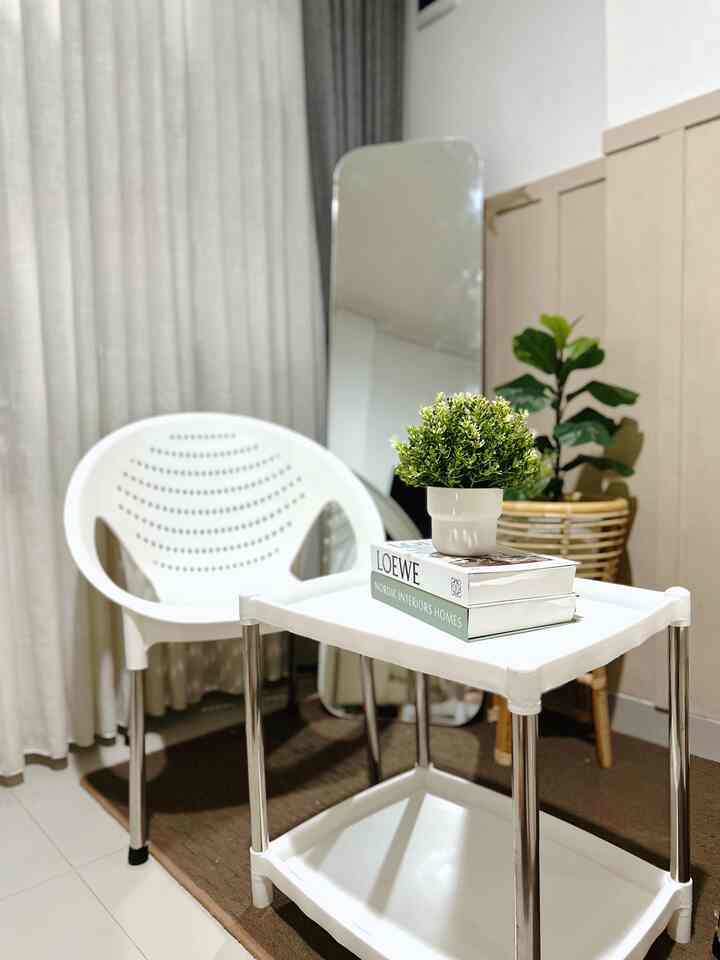 Ini salah satu pojok untuk bersantai di sore hari, selain untuk bersantai juga bisa dihadikan untuk area menerima tamu.

#ruangtamu #ruangsantai #mejaplastik #kursiplastik #rumahminimalist #rumahsederhana #rumahdalamgang #kursisantai #rumahsegaris #rumahtanpasekat 