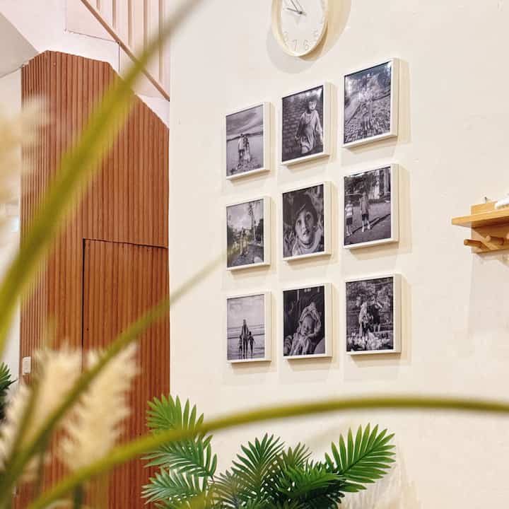 Masih menikmati adanya photo photo disetiap sudut rumah..
Jadi walaupun suka tembok yang warna putih, tapi ditambah photo2 jadi Merasakan seperti semakin hidup rumah ini ☺️

#Photo
#areapojok
#Catrumah
#hiasandinding 
#hiasanbunga

