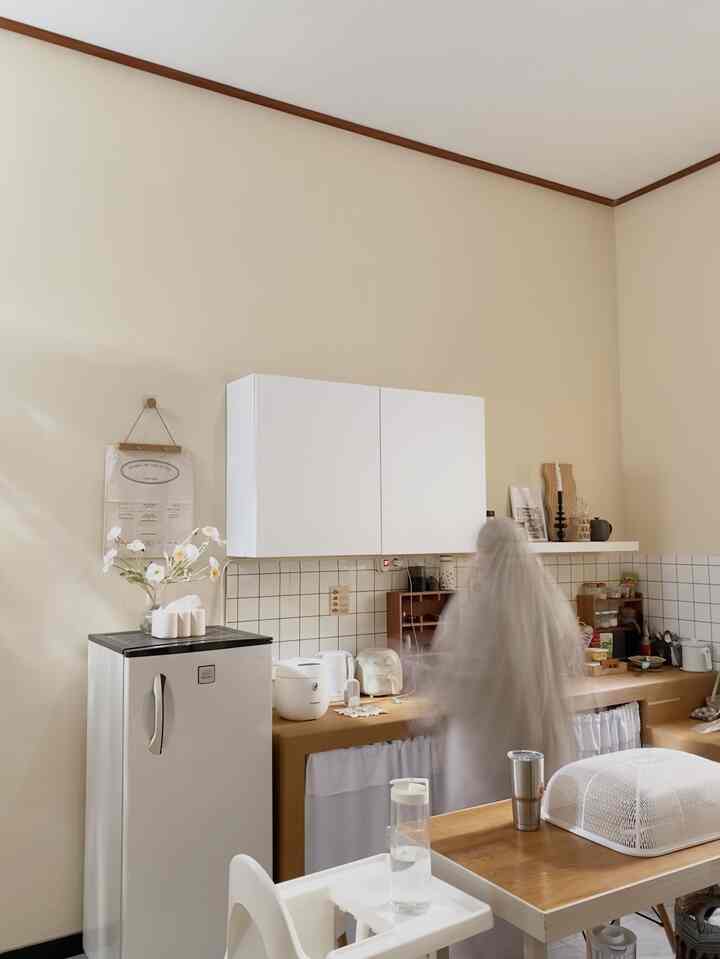 Perubahan besar yang kulakukan pada dapurku adalah mengcover backsplash dan seluruh permukaan meja dapur. Pemilihan motif untuk backsplash dan meja dapur sangat mempengaruhi tampilan dapur. Yang semula dapurku terlihat kusam dan kurang bagus di isi dengan berbagai macam dekorasi sekarang jadi lebih terang dan netral jika dipadu dengan printilan dapur yang banyak dan beraneka ragam

#kitchenstyling
#kitchenrenovation
#mydreamlitchen
#backsplashdapur
#backsplashkitchen
#toptabledapur