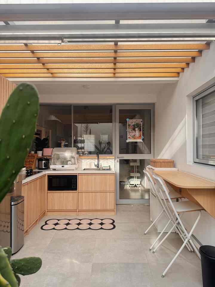Kitchen Renovation
—
Perubahan kecil yang berdampak cukup besar pada dapur kami adalah penambahan luasan lantai dapur dan penambahan kanopi dengan kisi-kisi kayu.
Total penambahan luas adalah 1.5m x 2.8m, tidak banyak tetapi dengan luas tersebut kapasitas dapur bertambah dengan signifikan.
Adanya atap transparan berkisi-kisi kayu juga memberi kesan yang sangat berbeda pada ruang dapur dibandingkan dengan sebelum atap dipasang.
2 elemen tersebut meningkatkan fungsi dapur menjadi lebih optimal sekaligus menambah estetika ruang dapur.

#KisiKisiKayu #KeramikConcrete #KursiBar #MyDreamKitchen #KitchenRenovation #KitchenStyling #KitchenInspo #KitchenDesign