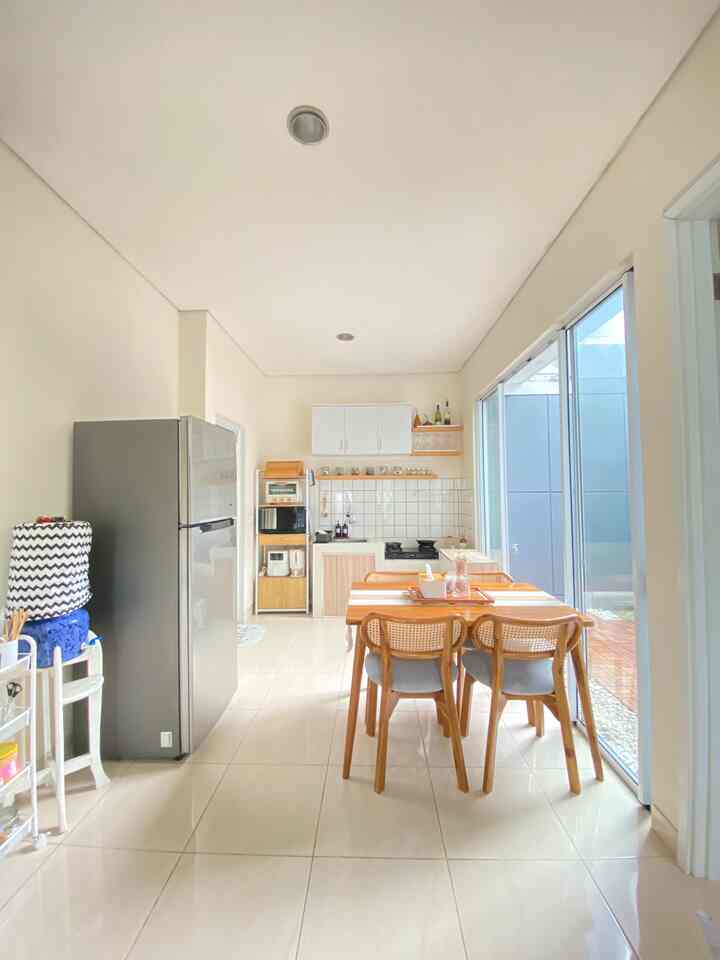 Ada sedikit perubahan di warmtinyhaus bisa tebak gak apa? Yep meja makan yang kami rotate dari sebelumnya vertikal menjadi horizontal. Dengan perubahan ini berpengaruh pada nyaman dan luasnya rumah ini loh

#kitchenminimalis
#DapurScandinavian
#DapurMinimalis
#DapurEstetik
#MyDreamKitchen
#KitchenRenovation
#KitchenStyling