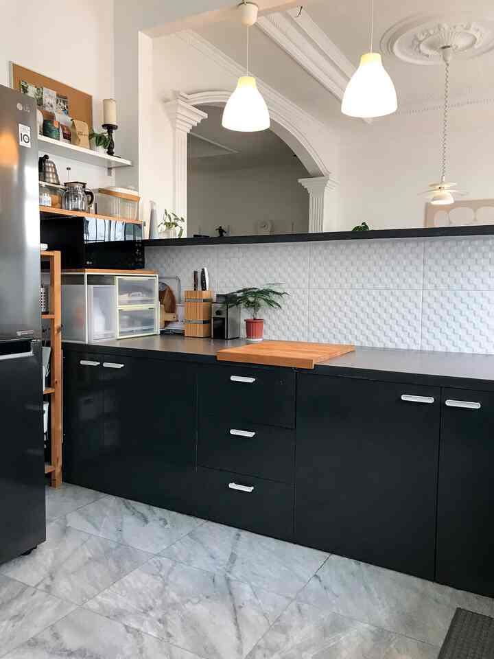 Slide 1-3 menunjukan kondisi dapur sekarang yang perintilannya makin banyak, makin butuh ini itu. Slide 4-6 itu kindisi dapur waktu pertama kali pindah ke rumah ini. Rak putih tinggi lumayan makan tempat dan agak ganggu lalu lalang keluar masuk dapur. Untung tidak ada dinding antara dapur dan ruang makan, jadi dapurnya terlihat lebih luas dan lapang.

 #rakdinding #MyDreamKitchen  #KitchenRenovation #KitchenStyling #decoratingkitchen #smallkitchen #ikeahome