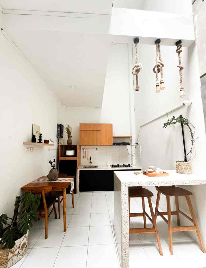 Pilihan tema warna yg kami selalu terapkan di kicthen set ini adalah tema kayu dan white , dengan pilihan furniture kayu jati dan organizer warna wood semakin menyatu dengan cat dinding warna putih. 
#mydreamkitchen #kitchenrenovation #kitchensetrenovation #kitchenstyling #kitchenset #kitchenminimalis 