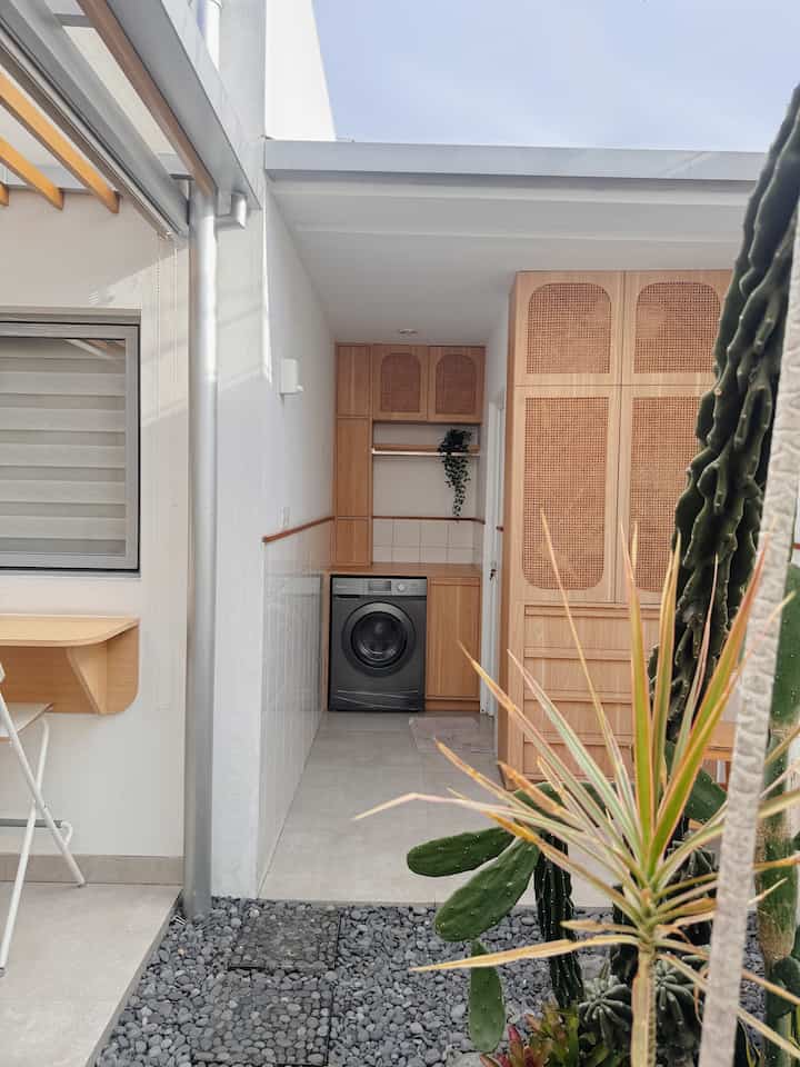 Laundry Area yang bersebrangan dengan Taman Kering
—
Walaupun area laundry merupakan area service, kami tetap ingin area tersebut memiliki nilai estetika.
Oleh karena itu, area laundry diletakan diseberang taman kering yang berisi berbagai macam tanaman kaktus dengan jenis dan bentuk yang berbeda.
Kami memilih kaktus karena memiliki berbagai jenis bentuk yang estetik namun tetap low maintenance.

#LaundryArea #LaundryRoom #LaundryRoomStyling #LaundryRoomInspo #LaundryRoomDesign #MiniLaundryRoom #LaundryRoomIdeas #BatuKerikil #RotanLembar