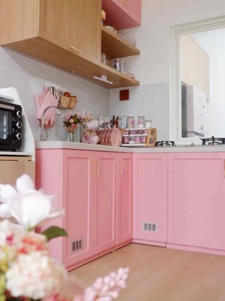 Perubahan kecil yang aku lakukan saat mendesain dapur ini adalah menambahkan handle berwarna gold pada pintu kabinet. Awalnya dapur ini didesain polos, tapi ternyata dengan handle pada pintu membuat dapur pink ini makin menarik. Selain itu keran leher angsa yang ada di westafel ini juga membuat dapur ini semakin menarik. 

#dapurpinky #kitchensetduco #MyDreamKitchen #KitchenRenovation #KitchenStyling #kitcheninspiration #inspodapur