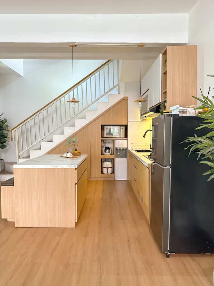 Tahun lalu , kami renovasi dapur ini 
mulai dari backsplash kami pilih precut tiles agar kesan Japandi nya lebih dapet 

Kedua, Ganti warna hpl jadi lebih warm, kami pilih Taco Th 852 TM

Ketiga, Top table yang awalnya menggunakan multipleks kami ganti menggunakan Quadra supaya lebih awet 
untuk top table island kami menggunakan multiplek lapis hpl taco milky ramone 

Keempat, kami menggunakan vinyl untuk kesan lebih luas pada ruangan dan pastinya jadi lebih homey 

Kelima, kami manfaatkan space bawah tangga untuk dijadilan lemari penyimpanan.

Dan inilah dapur impian kami 🥰


#KitchenSet
#IslandTable
#Flooring
#BacksplashKithen
#KitchenLamp
#KitchenStorage
#DekorasiDapur

#MyDreamKitchen
#KitchenRenovation
#KitchenStyling 