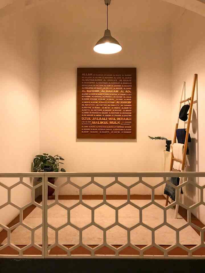 Mushola ukuran 2m x 2,2m ini ukurannya pas buat aku dan suami. Kendalanya kalau ada sodara atau teman yang datang dan mau shalat berjamaah, karena cuma muat 1 shaf aja. Rencananya mau renovasi bagian lantainya supaya bisa dipanjangkan saat dibutuhkan. Musah-mudahan bisa dilakukak dalam waktu dekat ini.

#mushola #prayingroom #smallroom #ikeahome #indoorplant #plants 