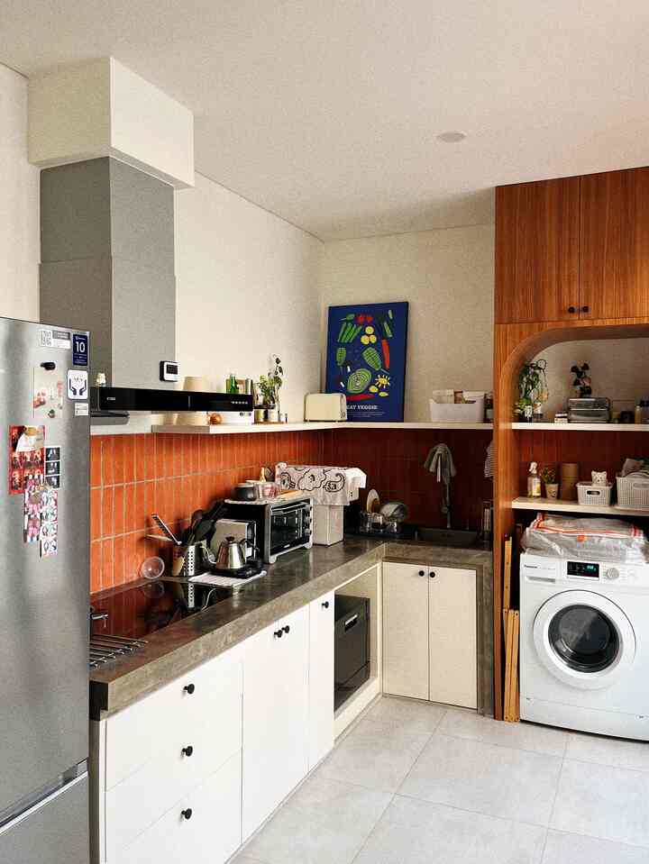 Renovasi dapur yang gampang" susah, tapi worth it ☺️
Gimana ngga, soalnya kita harus bela"in bangun struktur tambahan di area backyard rumah yang tadinya tanah kosong, buat ngewujudin dapur impian ini ✨
Lalu karena BM pengen dapur yang terang benderang, ditambah lah folding door kaca besar yang sekaligus jadi penghubung antara dapur dan area backyard. Supaya karakternya lebih kuat lagi, dibangun juga bench ala-ala pas di sebelah folding door supaya bisa ngopi sore-sore ditemani angin semilir yang masuk ke dapur 🍃
Swipe to see the process ⏭️
#KitchenSet #IndustrialKitchen #MidcenturyStyle #MyDreamKitchen #KitchenRenovation #KitchenStyling #TinyKitchen
