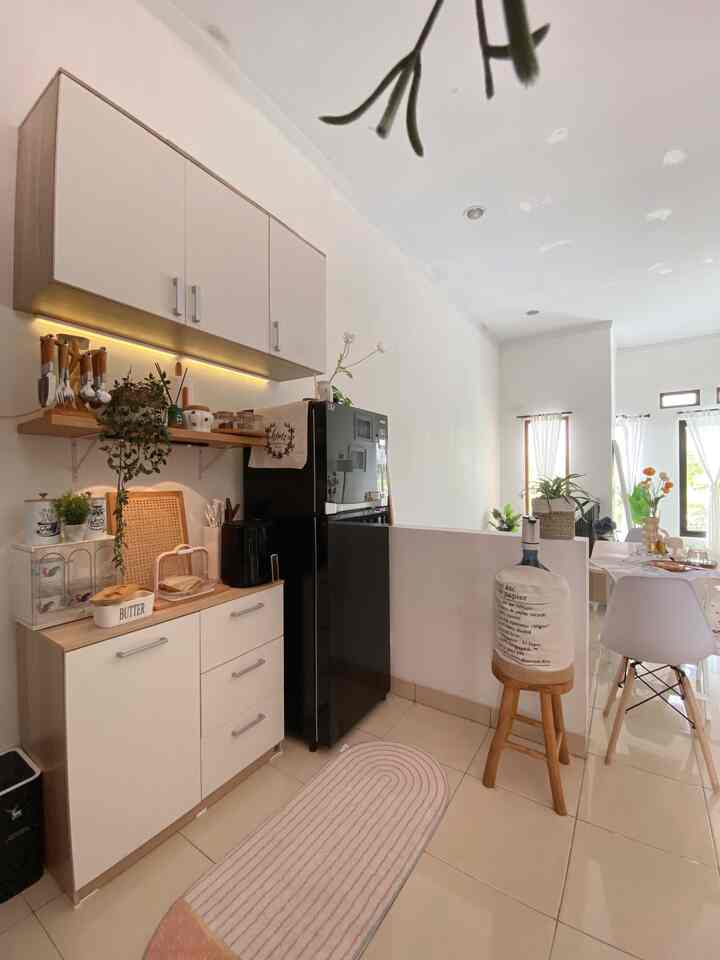 Mini pantry on the 2nd floor 💕

Sebetulnya kenapa harus ada mini pantry, demi kenyamanan sih supaya gak bolak balik naik turun cape juga kalau butuh sesuatu dari dapur 😃 

Mini pantry ini bernuansa white and wood, dengan perintilan perintilan dengan warna yg menyerupai karena memang aku sangat suka perpaduan keduanya 

Tapi memang bukan dapur ini bukan dapur kotor yaa karena gak ada sink, dan biasanya kalau mau masak yg simple dan aku pakai panci listrik/air fryer dan jadi lah my dream kitchen on the 2nd floor 🫶🏻

#kitchenset #kesetdapur #rakdinding #catrumahminimalis #kursistoolkayu #kursimakan #mejamakan #nampanrotan #mydreamkitchen #kitchenrenovation #kitchenstyling


