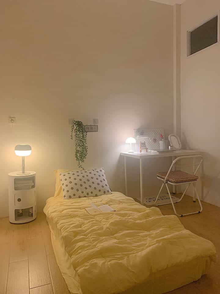 Mode malam di tempat favoritku: kamar tidur ✨🤍
#NightVibe
#BedroomStyling
#InspirasiKamarTidur
#BedroomInspo
#KamarAesthetic