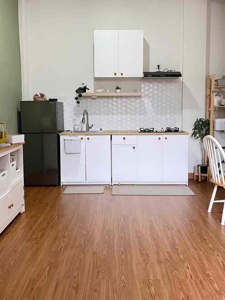 Perubahan kecil berdampak besar di Dapur kami, yaitu Lantai. Lantai sebelumnya hanya menggunakan keramik bawaan pemilik rumah sebelumnya dan kemudian kami ubah dengan menggunakan lantai spc. Suasana dapur pun seketika berubah 🥰

#lantai #lantaispc #catinterior #cattembok #kitchenset #knoxhultikea #mejadapur #lemaridapur #MyDreamKitchen #KitchenRenovation #KitchenStyling