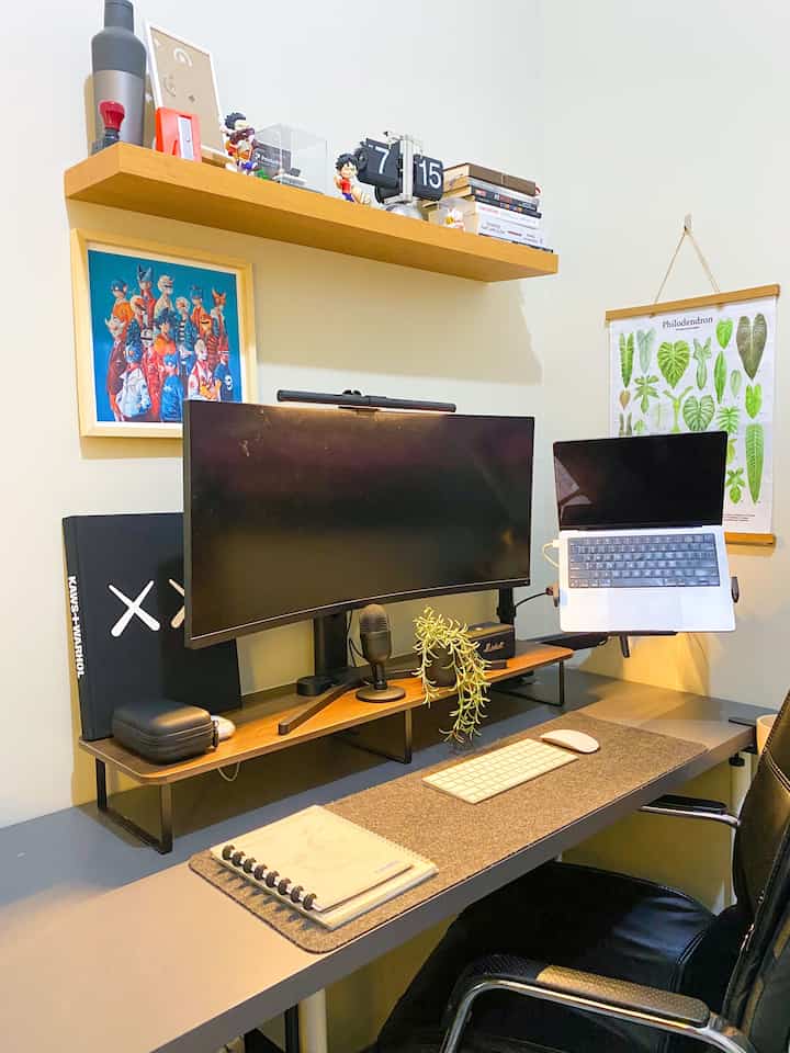 Ini adalah ruang kerja yang kami gunakan sehari hari karna kami adalah pekerja rumahan. Kami masih menginginkan ruangan yang cozy sehingga penataannya masih kami beri tanaman dan poster sehingga tidak monoton 😀

#ruangkerja #kantor #ruangbelajar #mejakerjaikea #kursiinforma #furniturruangkerja #interiorrumah 