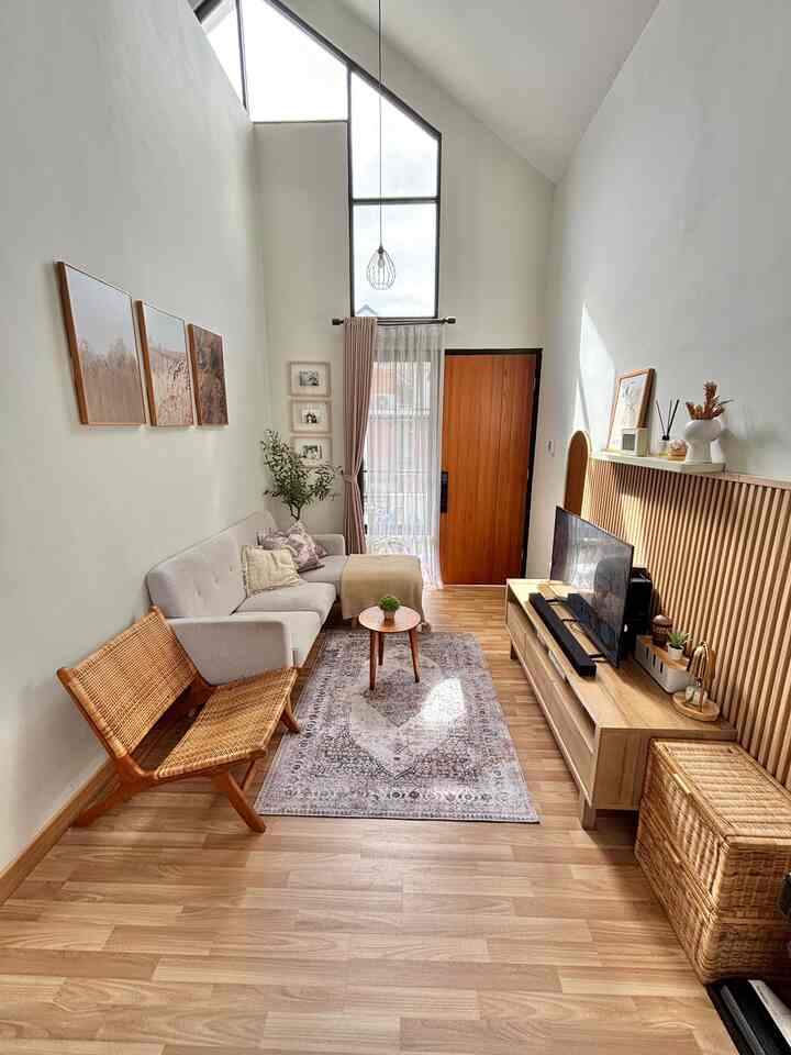 My LivingRoom  ✨

pertama kali aku mendesign ruangan ini adalah dg menentukan tema. tema yg aku pilih bergaya Japandi, style Japandi ini sangat dominan dg nuansa white and wood 🤎
menurutku style ini sangat timeless dan netral karena cemderung bernuansa earth tone..
dan juga dapat membuat ruangan menjadi lebih hangat dan nyaman 🥰
gimana menurut kalian? 

#LivingRoom #Japandi #SofaMinimalis #WallpaperDinding #HomeInspo #HomeDecor #karpetruangtamu #KarpetVintage #sofaruangtamu #WallDecor #Wallpanel 
