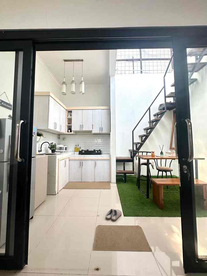 After-Before ruang makan.
Sebelumnya, dapurku ini tidak ada ruang makannya, karna dulu masih bingung untuk dibuat apa area taman indoor ini. Sempat dipakai untuk area bermain anak, tapi sepertinya kami lebih perlu ruang makan. Akhirnya, kami coba diy meja makan yang harga dan temanya masuk di selera kami. 

#mejamakan #lantaigranit #kitchenset #dapurmungil #kompor2tungku #slidingdoor #areabermain #backsplash #mejakompor #MyDreamKitchen #KitchenRenovation #KitchenStyling #inspirasiruangmakan #diningroominspo