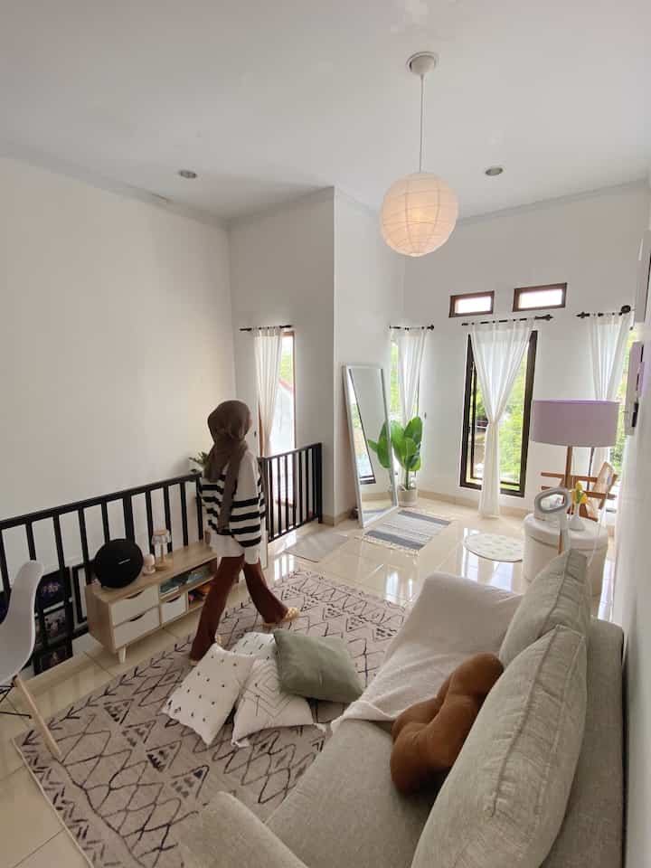 A morning in my house 💕 

#raktvminimalis #sofa2seater #karpetturkey #catrumahminimalis
#gordenlinen #kusenjendela #standingfloorlamp #lampugantung