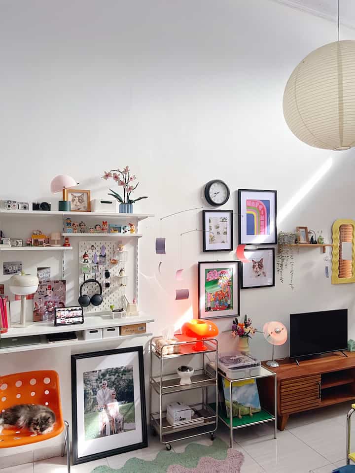 Area working space ini selain difungsikan sebagai tempat bekerja juga untuk bersantai, dengan menempatkan sejumlah barang koleksi, seperti art toy dan figurine

Area ini disusun dengan penataan ambalan/rak yang adjustable karena memakai bracket ala Pinterest

#rakminimalis #ambalanminimalis #karpetestetik #kursiestetik #midcenturymodern #arttoy #figurine