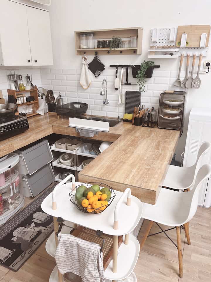 ✨ Small Things, Big Impacts : Layout
Mengubah layout dapur menjadi dapur berbentuk ‘letter U’ ternyata berdampak sangat besar bagi dapur kami. 
Kami jadi memiliki lebih banyak ruang gerak di dapur, kami juga memiliki tambahan area makan. 
Selain layout yang berubah, mengubah warna keramik dapur juga membuat suasana berbeda. Dapur dengan nuansa white and wood membuat dapur kami lebih berwarna. 

#MyDreamKitchen #KitchenRenovation #KitchenStyling #KitchenSet #AmbalanDapur #KeramikDapur #BacksplashDapur 