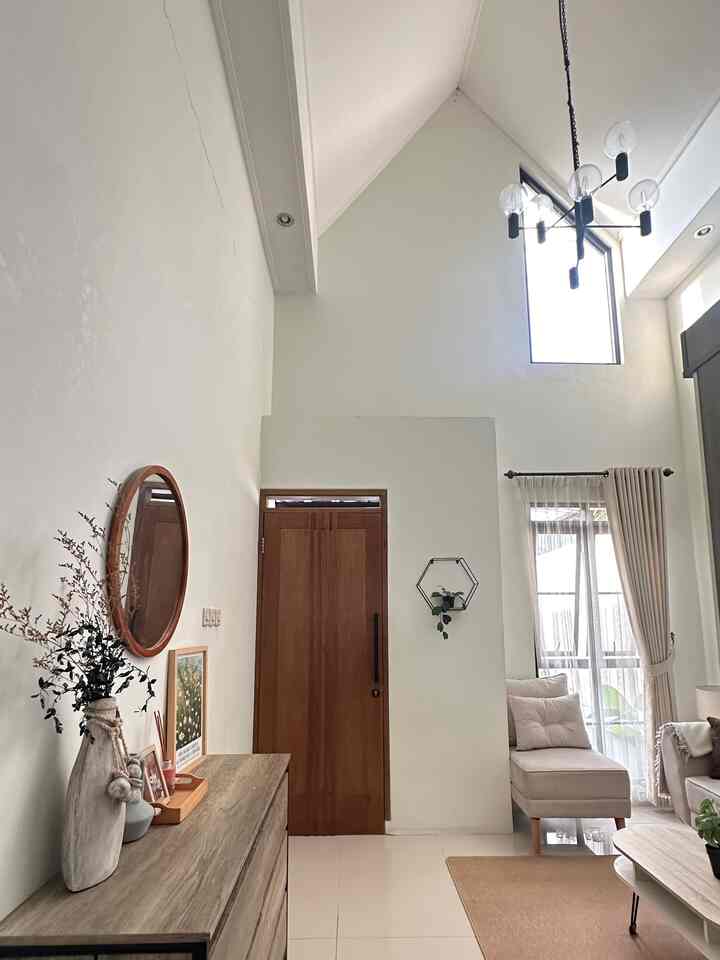 Potret rumah pertama kali di tahun 2025. Selamat mengawali tahun dengan kebaikan, semoga bertambah baik, berkembang dan bermanfaat yaa akun ini❤️

#inspirasiruangtamu #ruangtamuminimalis #sofaestetik #lantaigranit #drawer #gorden #pintukayu #karpetpolos #highceiling #lampugantung #artificialplant #mejacoffee #vitraseikea #inspirasirumah #homedecor