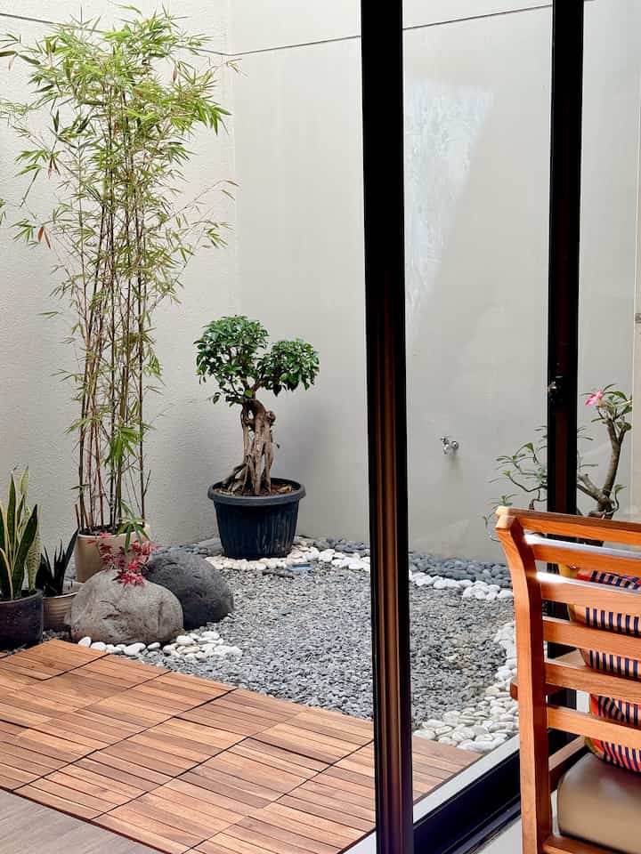 Dekorasi dari tanaman atau ‘anak-anak ijo’ baik itu tanaman asli maupun artificial emang bisa bikin look rumah makin cakep yaaa 🍀
Berikut beberapa tanaman yang ada dirumah dan kami pergunakan sebagai sarana utk elevate nuansa homey dan menambah nilai estetik dirumah 🤗

#wooddecking #catdinding #indoorgarden #tamankering #TanamanDeco #tanamanartificial #tanamanhias #lampumeja