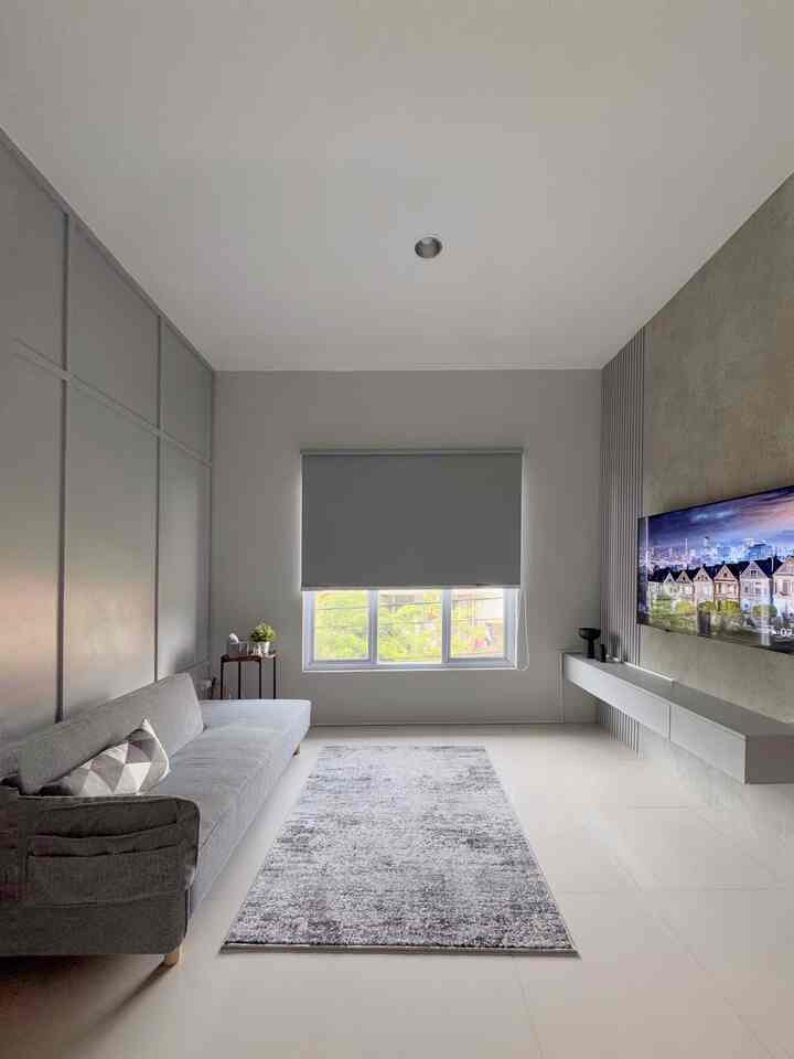 Ruang TV di lt 2 merupakan tempat fav untuk berkumpul keluarga selain di meja makan, jadi kami buat senyaman mungkin

Tidak banyak pernak pernik, pemilihan furniture disesuaikan dengan kebutuhan, sofa bed yang bisa diatur sandaran nya ini menambah kesan minimalis ruangan ini

Jendela besar kami buat agar pencahahayaan ruangan terang dan sirkulasi udara juga bagus, tidak memakai gorden, tetapi roller blind agar tetap terkesan minimalis serta mudah perawatan nya

Backdrop TV berbahan HPL dilapisi kertasive dan menggunakan WPC Panel warna senada di bagian samping agar semakin estetik🙂

#sofabed
#ruangtv
#karpetinforma
#rollerblind
#artificialplant
#smarttv
#backdroptv
#kertasdinding
