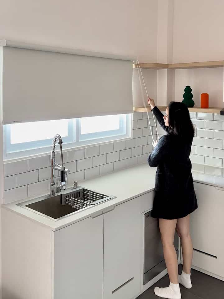 3 Tips Bikin Dapur “Hemat Budget”

1. Ganti kabinet atas dengan hambalan!
Ini ampuh mangkas budget membengkak, karena pada dasarnya harga kitchen set itu dihitung volume. Semakin besar volume = semakin mahal. Sementara hambalan murah banget hanya ratusan ribu depends on size.

2. Say NO to kabinet kulkas ❌
Selain kurang fungsional, harganya tuh mahal banget since dia mengikuti volume kulkas kita. Kayak bisa 5-8jt sendiri, makanya #RumahSeupil ga pakai kabinet kulkas…

3. Backsplash pasang sama tukang aja~
Jangan pasang backsplash di vendor kitchenset ya, udah pasti jauh lebih mahal. Minta pasangin aja sekalian sama tukang pas ngebangun, tinggal minta design dan detail ukurannya tuh tukang pasti ngerti 🙆🏻‍♀️

Semoga membantu ya tips dari aku! 3 tips ini valid, karena aku sudah menjalani dan sukses bikin budget kitchen set tetap on track.

#KitchenSet #DapurMinimalis #Kitchenware #IdeDapur #TipsKitchensetHemat #RenovasiDapur #DapurCantik #KabinetDapur #PlafonPVC #WarnaCatRumah #Cat #MyDreamKitchen #KitchenRenovation #KitchenStyling