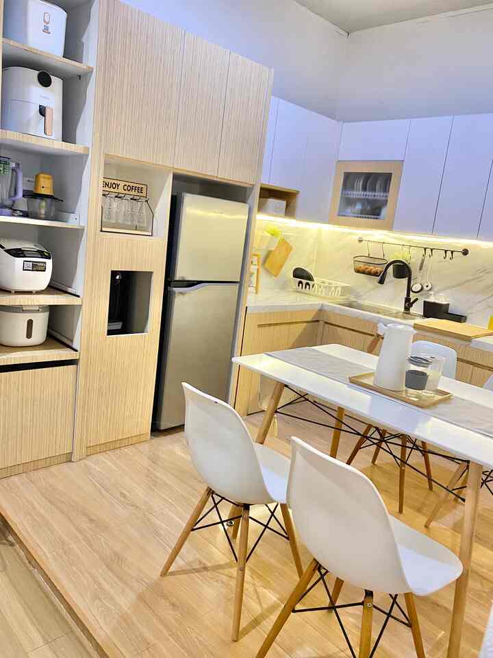 Halo semuanya selamat malam, ini adalah before-after dapurku dari tahun 2021 hingga 2024. Alhamdulillah di dapur ini disetiap tahunnya selalu ada perubahan sedikit demi sedikit, dari yang awalnya masih polos karna belum mengenal dunia perdekoran hingga estetik seperti saat ini. ☺️🤲🏻

Tidak banyak yang berubah didapur ini hanya awalnya aku menggunakan tema minimalis dan sekarang aku dekor dengan tema japandi sesui dengan yang aku inginkan. Alhamdulillah..🤲🏻😊


#KitchenSet
#KitchenSetMinimalis
#Cat
#MejaMakan
#PerlatanDapur
#HPLdinding
#MyDreamKitchen
#KitchenRenovation
#KitchenStyling
