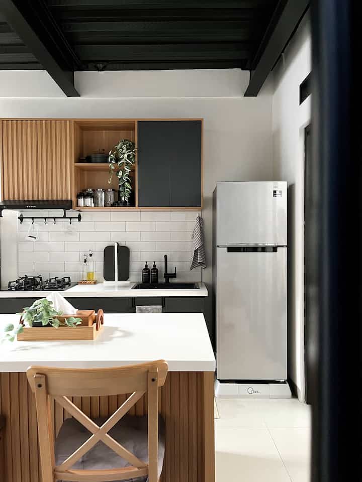 Ada yang baru di dapur #rumahmaknaa ✨
Jadi setelah sebelumnya ada drama bocor dari sink akhirnya ketauan kalo penyebabnya adalah selang kran air panas yg bocor. 

Akhirnya aku ganti dengan kran impian aku yang fleksibel bisa ditarik dan diputar 360 derajat🥹🥹🥹. Setelah ganti aku merasa dapurku makin gantengg 🤍

#WarnaCatRumah #SubwayTile #Backsplash #LantaiDapur #GraniteTiles #Cat #HPLBrownDeluxe #HPLMidnightGrey #DekorasiDapur #ArtificialPlant #SinkHitam #KranHitam #Sink #KranFleksible