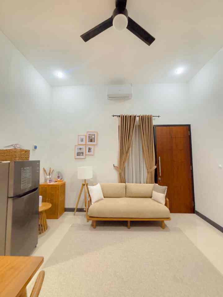 Living room size 4x4 m

Living room which is a gathering room in our house. We made it not too many items so that it does not look full. The furniture used is also natural wood color to match.

#PlatonFan #SofaMinimalis #MyLivingRoom #RuangTamuMinimalis #Japandistyle #LivingRoom