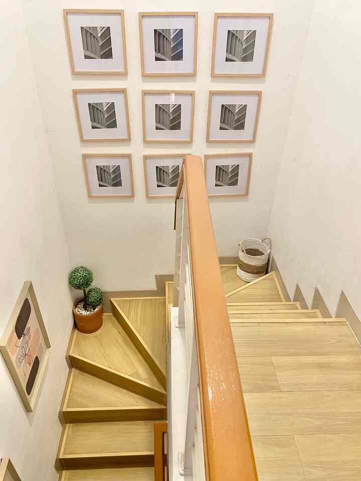 Halo semuanya selamat malam, ini adalah area lantai 2 dirumahku, dilantai ini terdapat 2 kamar tidur, 1 kamar mandi, ruang tamu & musholah.
Awalnya di area tangga bawaan dari developer menggunakan granite polos aja, namun aku make over lantainya menggunakan vinyl agar terlihat lebih estetik & nyaman. 😊 


#TanggaDirumah
#LantaiVinyl
#CatDinding
#PintuKamarTidur
#PintuKamarMandi
#PintuAlmunium
#CerminDinding
#TempatKosmetik
#TempatTisu
#JapandiStyle
#Home