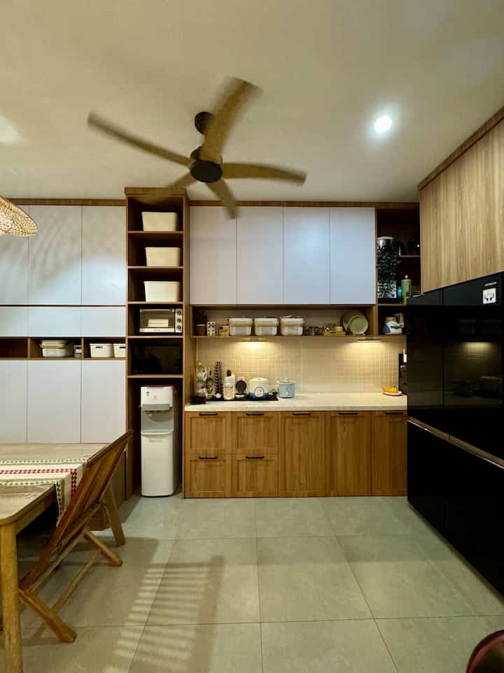 Slide kedua adalah foto saat rumah belum ada kitchen setnya, slide keempat adalah saat kitchen set pertama kali terpasang & slide terakhir adalah alternatif design dari interior design.

Ide dapur yang menyatu dengan dining area ini muncul saat melihat layout rumah dari developer untuk pertama kali. Karena terbatasnya ruang, kami tetap ingin memiliki dapur bersih yang fungsional. Kemudian kami request beberapa alternatif design ke tim interior design, hingga akhirnya terwujudlah dapur bersih yang menjadi centre rumah kami ✨

#KitchenSet #KitchenSetMinimalis #KipasAnginPlafon #BacksplashDapur #MyDreamKitchen #KitchenRenovation #KitchenStyling