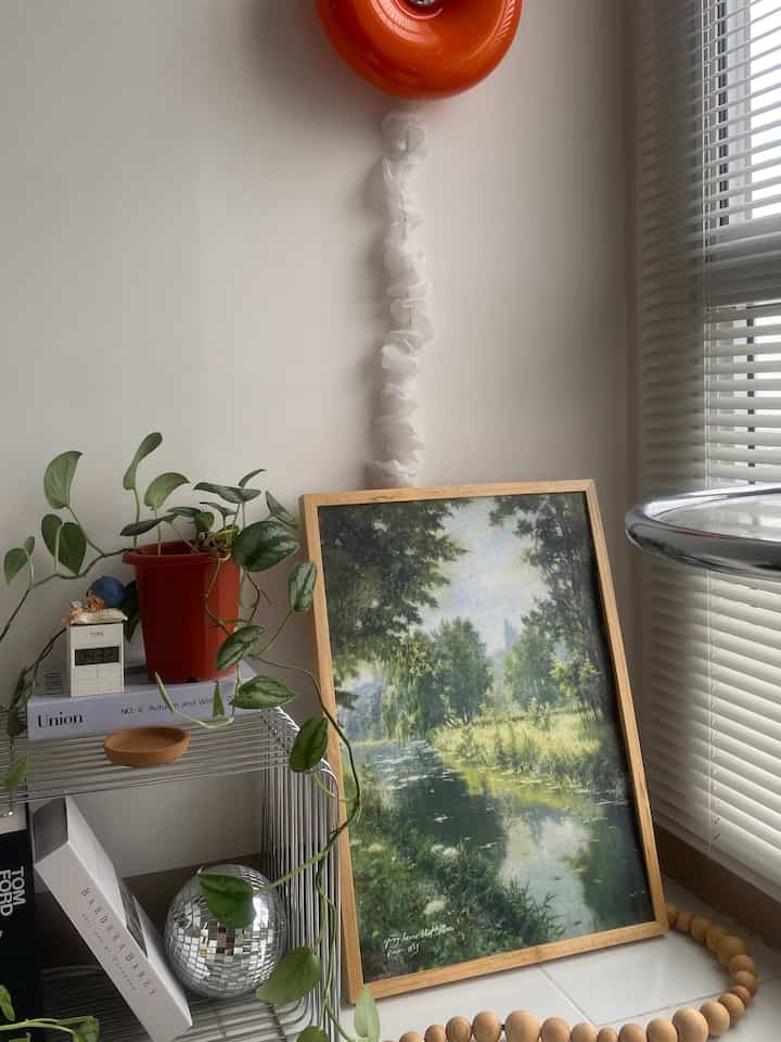 Another favorite corner 💚 nambahin lukisan hijau supaya makin adem keliatannya 👌🏻

#Aestheticcorner
#InspirasiKamar
#InspirasiKamarEstetik
#DekorasiKamar
#KamarMinimalist