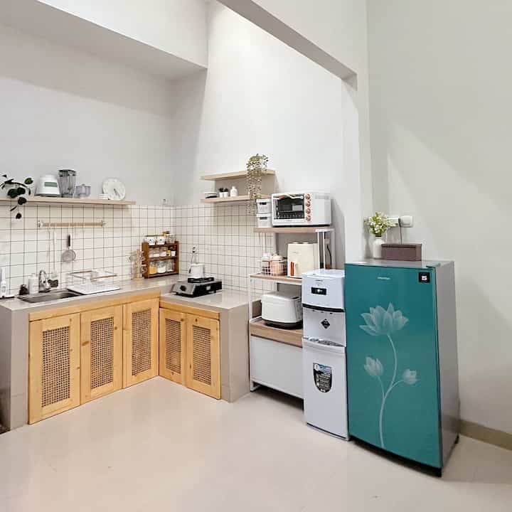 Apa yang jadi inspirasi temen temen ketika mendesain dapur impian ? Share yuk pengalaman renovasi nya 😍

#granitglossy #catnipponpaint #wallpaperdinding #rakbumbudapur #penirispiring #ambalandinding #ovenmecoo #airfryer #dispensersanken #MyDreamKitchen #KitchenRenovation #KitchenStyling