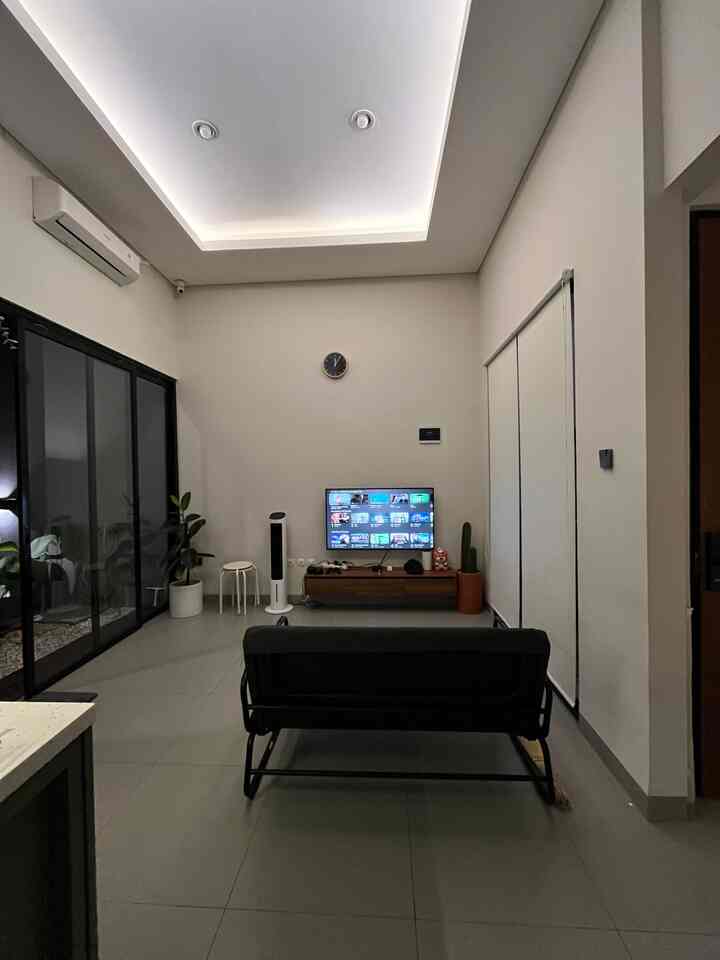 Suasana living room kami kalau malam! 🌙 cukup cozy untuk sehari hari kami habiskan nonton film bersama disini ✨

#InsipirasiLivingRoom #RollerBlind #KabinetTV #CatDinding #AirColler