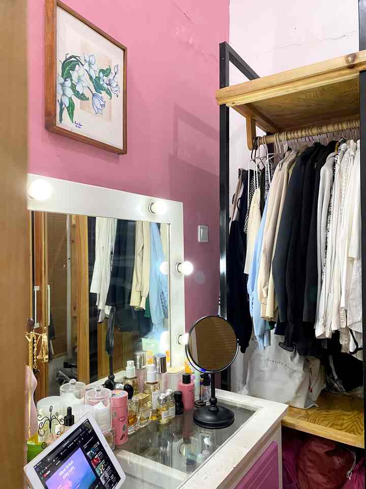 Salah Satu sudut Favorite ku di Rumah.
Area Vanity Mirror.

Setiap pagi aku selalu menghabiskan waktu disini, untuk makeup dan memilih outfit yang harus dipakai untuk menunjang penampilan ku, sebelum pergi ke Kantor.

Dibuat senyaman mungkin sesuai kebutuhan harian ku.

Semoga Menginspirasi 🤍

#Vanitymirror #closet #sudutfavorite #inspirasivanitymirror #walkincloset