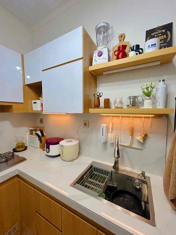 Hallo tetangga online 🏡

Di lahan sisa developer yg sangat mungil ini yaitu 1,5x2m, aku menjadikan ini sebagai dapur impian. Walaupun kecil, aku usahakan dapur itu tetap rapih, minimalis dan fungsional.

Kami masih berproses untuk dapur ini.

Pemilihan kitchen set salah satu siasat kami agar dapur terlihat rapih dengan segala keterbatasan lahan yg ada.
Warna yg kami pilih juga netral sehingga memberikan kesan luas.

Nantikan perjalanan rumah kami lainnya.

#WarnaCatTembok
#KithcenSinkStainless
#KomporTanamStainless
#GranitTile
#KitchenSet
#KitchenSetMinimalis
#MyDreamKitchen
#KitchenRenovation
#KitchenStyling