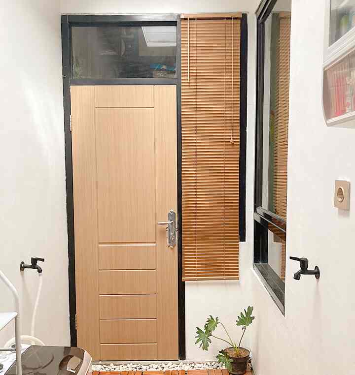 Haiii tetangga online 🏡

Setiap yg datang kerumah atau disosmed banyak yg mempertanyakan pintu ini. Banyak yg mengira ini pintu belakang 😃

Yapp, ini adalah pintu gudang. Diatas lahan 1,5x1m ini aku mensiasati dengan bikin gudang. Tinggi plafon 3m, bagian gudang aku buat rak dengan bahan hollow galvanis agar kuat menahan beban barang-barang.

Gudang adalah salah satu solusi agar rumah rapih dengan menaruh barang yg jarang terpakai.

Smoga menginspirasi

#GudangMini
#GudangMungil
#GordenBlind
#GudangMinimalis
#BesiHollow
#HollowGalvanis
#InspirasiGudang
#RakBesi