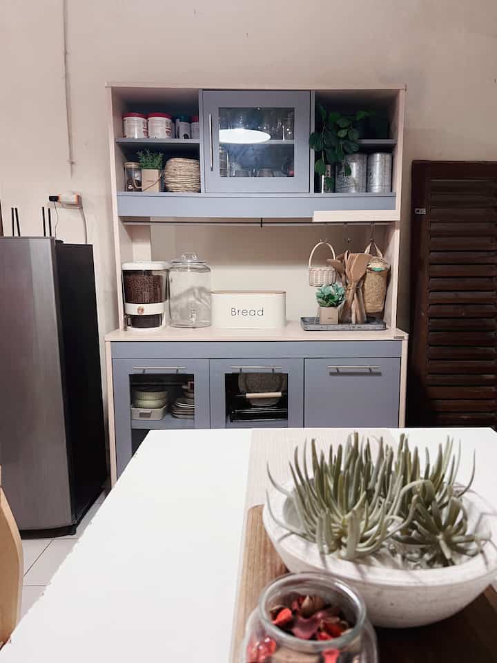 Ini area ruang makan dirumah, rak dapur warna gray ini ternyata cantik juga untuk menaruh piring2 koleksi cantik dirumah. Untuk piring & barang2 koleksi sengaja aq pisahkan dengan piring harian.

Di area ini cukup simple dengan adanya meja makan dan lemari pendingin warna netral. 

#lemaridapur #kitchenset #diningroom #ruangmakan #inspirasidapur #minimaliskitchen #dapurcantik 