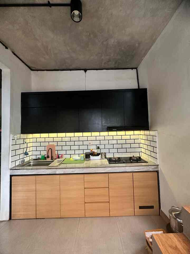 Hi Semua,

Yuk simak, transformasi dapur dirumah kami.

Kami merubah yang awal nya bentuk L , dan saat ini hanya segaris , tapi dengan segaris terlihat lebih lapang dengan design kitchen set dan bevel yang minimalis tentunya. Semoga menginspirasi ya 💙

#kitchenset #kitchensetminimalis #hpltaco #granit #bevel #mydreamkitchen #kitchenrenovation #kitchenstyling