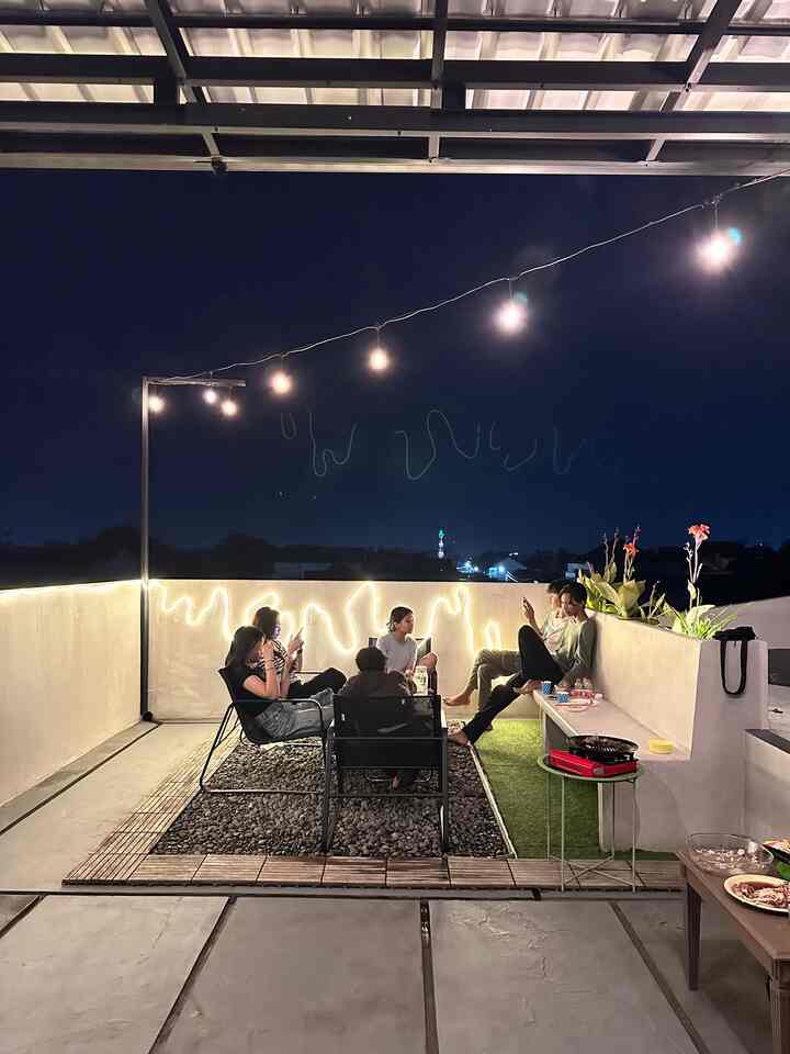 Hi Semua

Saat perayaan tahun baru kemarin kami
memanfaatkan area rooftop untuk bbq dan berkumupul. Rooftop ini ada di lantai 3 sehingga kembang api sangat terlihat dari area ini, semoga menginspirasi 💙

#deckingkayu #rooftopminimalis #corbeton #rooftop #bangkutaman #rumputsintetis #lampufilamen #bangkuoutdoor #rumahindustrial #rumahminimalis 
