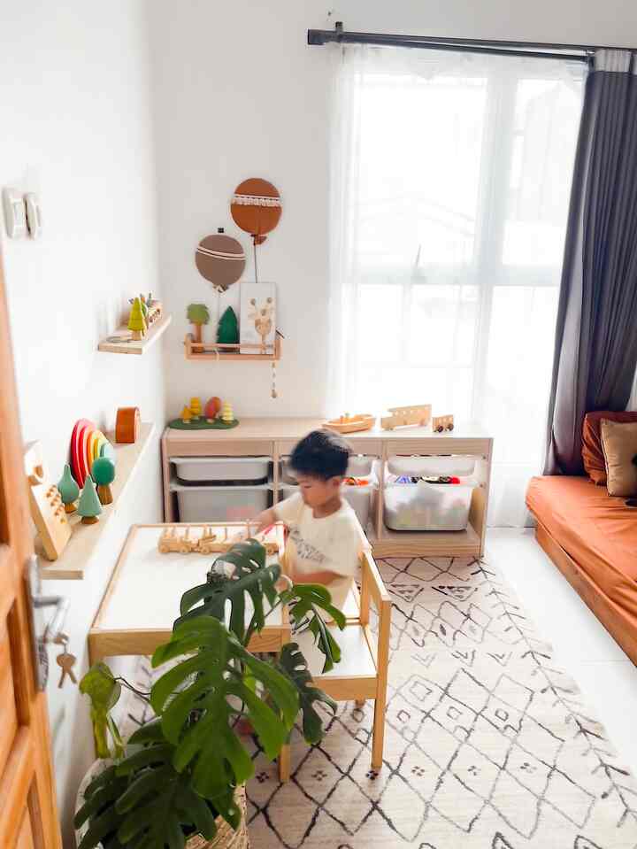 Kamar anak yg di jadikan menayatu dengan playroomnya , krna anak masih toodler masih perlu extra pengawasan maka dari itu memeilih furnitur yg ramaha anak seperti karpet antislip , meja beljar bahan kayu ringan serta dipan dengan type kaki pendek untuk meminimalisirkan anak jatuh saat tidur  , semoga menginspirasi 🩵#mejabelajaranak #rumahramahanak #materialkamaranak #furniturramahanak #tempattiduranak #playroom