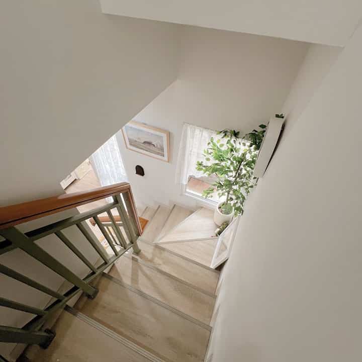 Tangga yang nyaman dengan pijakan yg kecil kenapa ini jd salah satu area ternyaman si kecil untuk memandang keluar jendela, sengaja aku berikan tirai pendek agar si kecil bisa lihat keluar rumah lihat burung" & kucing" jg dr sisi jendela aku buat nyaman dan cantik 🤍 juga biasanya jd tempat aku foto ootd si kecil dengan pohon estetik dirumah aja , #momendirumah #inspirasidekorasi #ruanganfavorit #tangga #jendelabesar #livingroom #stairs #rumahmungil 