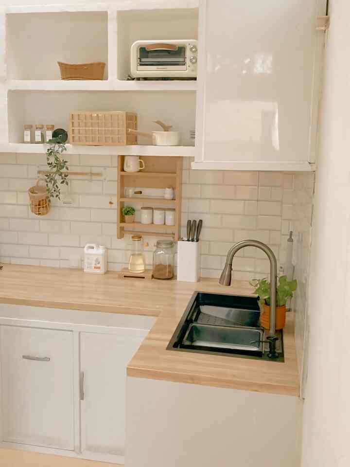 Ini adalah Dapur minimalis ,yang aku renov beberapa bulan yang lalu, setelah aku pertimbangkan dengan matang , akhirnya aku mutusin buat bikin ambalan dan arch dari besi cor , mengingat area dapur ini begitu lembab , jadi kita pakai besi cor , alasannya biar awet aja si dan tahan lama dan ide ini terinspirasi dari dapur yang ada villa villa bali .

#kitchenset #besicor #keramikdinding #lantaivinyl #dapurminimalis #mydreamkitchen #kitchenrenovation #kitchenstyling