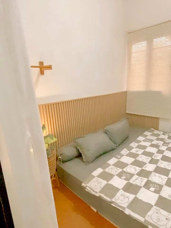 Impian dari dulu pengen banget punya kamar yang viewnya langsung ketaman , akhirnya kesampaian juga kita renov dan ganti pintu alumunium , rumah ini adalah rumah tumbuh, prosesnya sedikit pelan , karna kita renovnya sesuai budget yang ada 


#inspirasikamar #catdinding #lantaivinyl #wallpanel #spreikintakun #kamarminimalis #kamartidur 