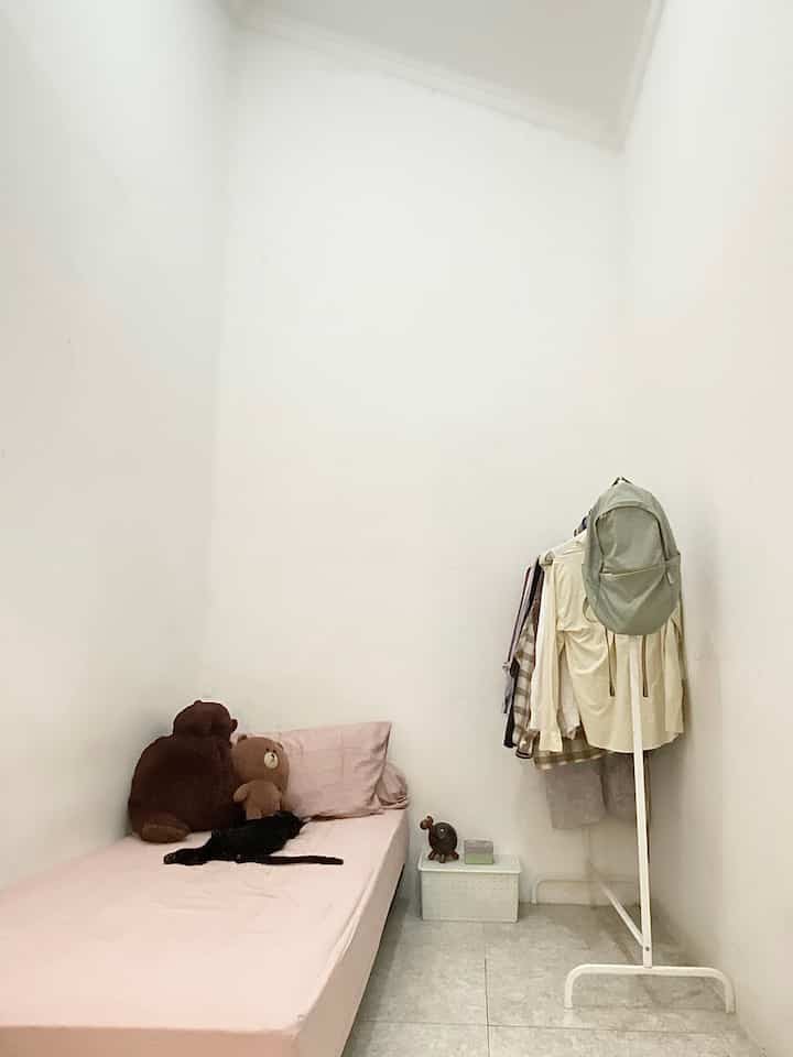 kamar compact yang menggunakan material yang ramah dan nyaman untuk anak remaja, drawer 3 laci multifungsi bisa menjadi meja belajar yang mudah digunakan remaja maupun anak kecil, sprei yang digunakan berbahan microtex yang lembut dan tidak mudah kotor. gantungan baju digunakan untuk menaruh baju yang sering digunakan sehingga tidak berantakan.  jangan lupa menggunakan lampu belajar sebagai lampu ambience di kamar anak!    #WarnaCatRumah #TempatTidurAnak #SpreiAnak #boneka #RumahRamahAnak #MaterialRamahAnak  #FurniturRamahAnak