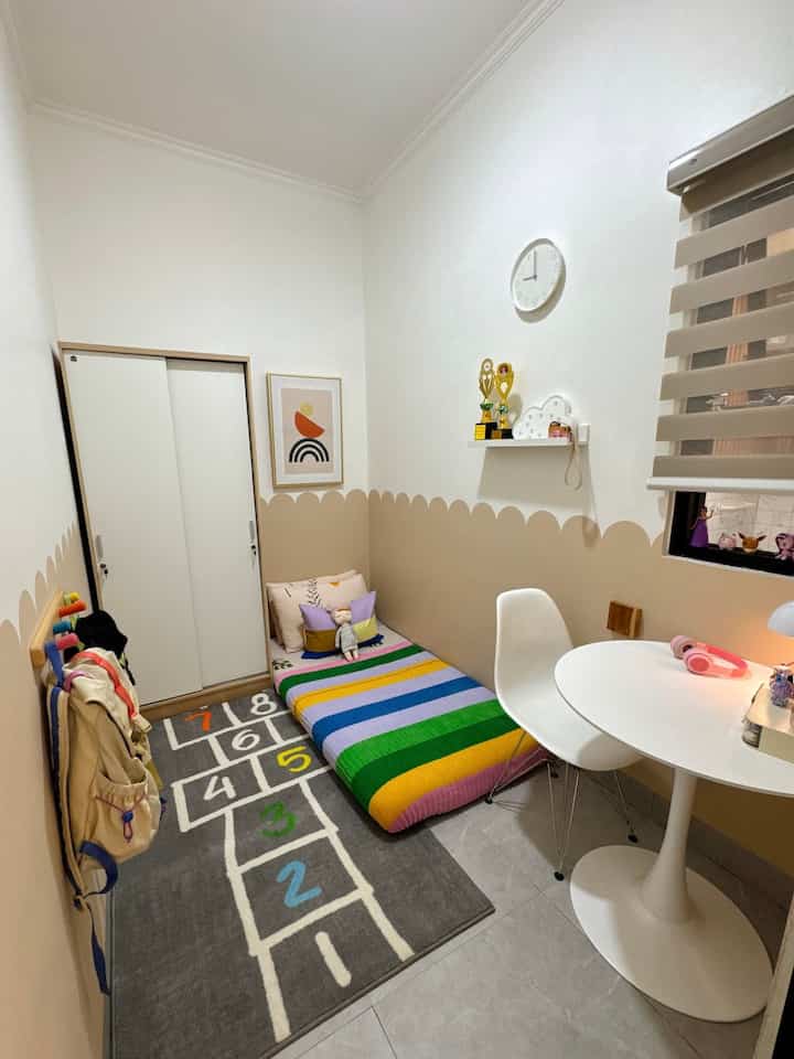 Kamar Anak Minimalis & Compact 

Meskipun kamar ini ukurannya sangat mungil, tapi kita mengganti lemari yang lebih besar dari sebelumnya karena kebutuhan penyimpanan yang bertambah.

Lemari ini juga untuk penyimpanan pakaian 2 anak kami yang masih sharing dan untuk penyimpanan perintilan lainnya agar tetap rapi dan tidak berantakan.

Kami menambahkan meja dan kursi untuk area belajar supaya makin nyaman. 


#KamarAnakMinimalis
#KamarAnakCompact
#TempatTidurAnak
#MejaBelajarAnak
#RumahRamahAnak
#MaterialRamahAnak
#FurniturRamahAnak
