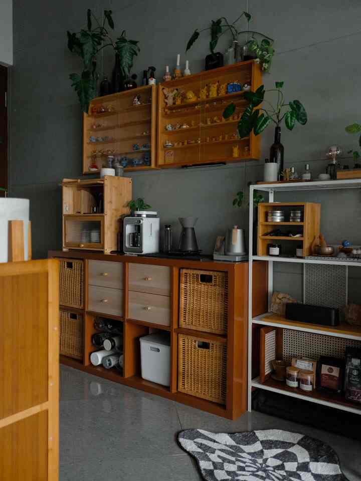 Mengubah interior menjadi warm dengan sentuhan material kayu, memberikan ruangan kesan hangat yang kontras dari material dinding menjadi salah satu daya tarik ruangan coffee bar ini. 🍃 #FurnitureKayu #RakKayu #InspirasiDekorasiRumah #RumahNyaman #InspirasiHomeStyling
