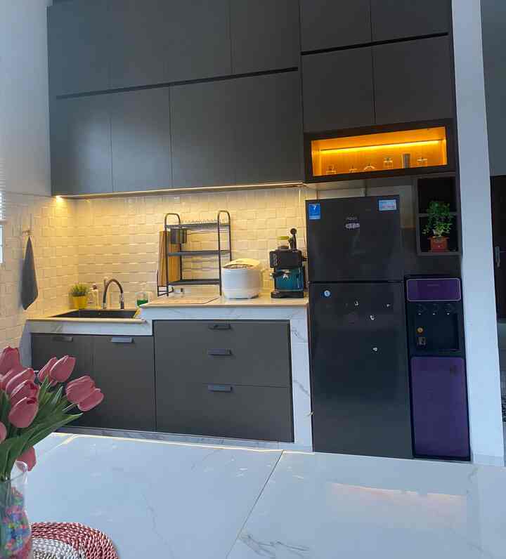 Cerita tentang wilayah kekuasaan Ibu rumah tangga, #dapurbersih menjadi sumber kehidupan utama didalam rumah . Sengaja diDesign sesuai mood, supaya kalo lagi masak hati lebih bahagia dan makanan yg dimasak lebih nikmat pastinya🤩 #rumahkaisan 
#kitchenset #dapurbersih
