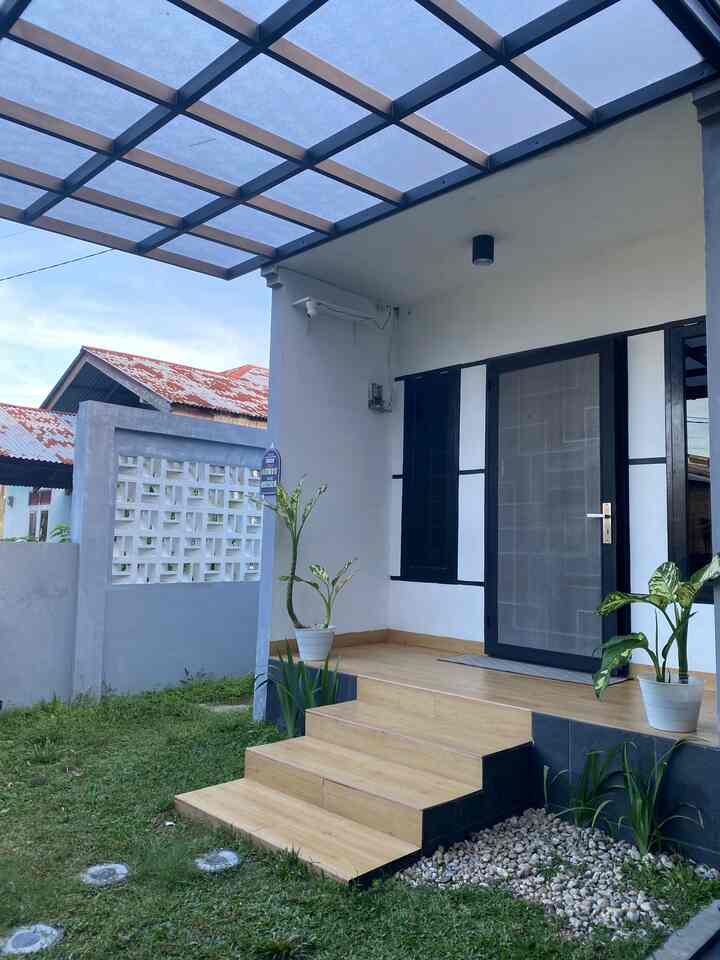 Welcome to #rumahkaisan ! 
First impression banget masuk akan menaiki 4 anak tangga granit motif kayu, sengaja agar kesannya berbeda ketika masuk dibagian dalam rumah. Disorot juga satu buah cctv, dan rumput gajah mini serta beberapa batu coral putih. Semoga bisa menginspirasi..