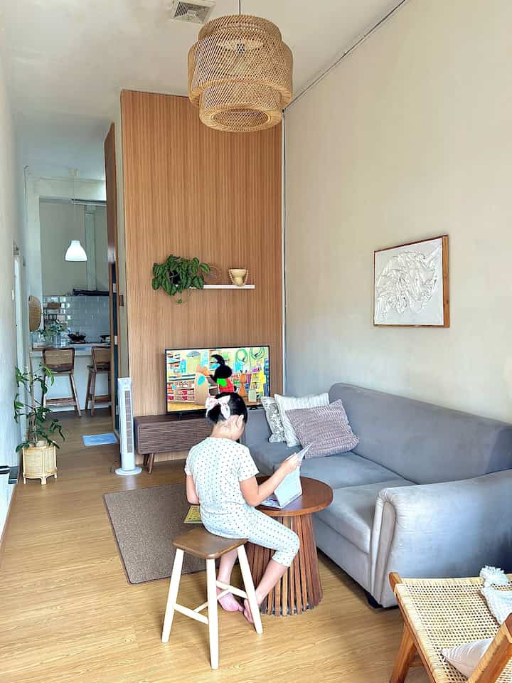 Ruang tamu yang jadi spot favorit anak untuk bermain dan belajar.
Karena anak kami sangat aktif, jadi disini saya menggunakan furnitur ramah anak, seperti kursi dengan sudut tumpul dan karpet anti slip untuk mencegah cedera 

#LampuGantung #SpcLantai #WallPanelPVC #KipasAnginBerdiri #Cat #RumahRamahAnak #MaterialRamahAnak #FurniturRamahAnak 